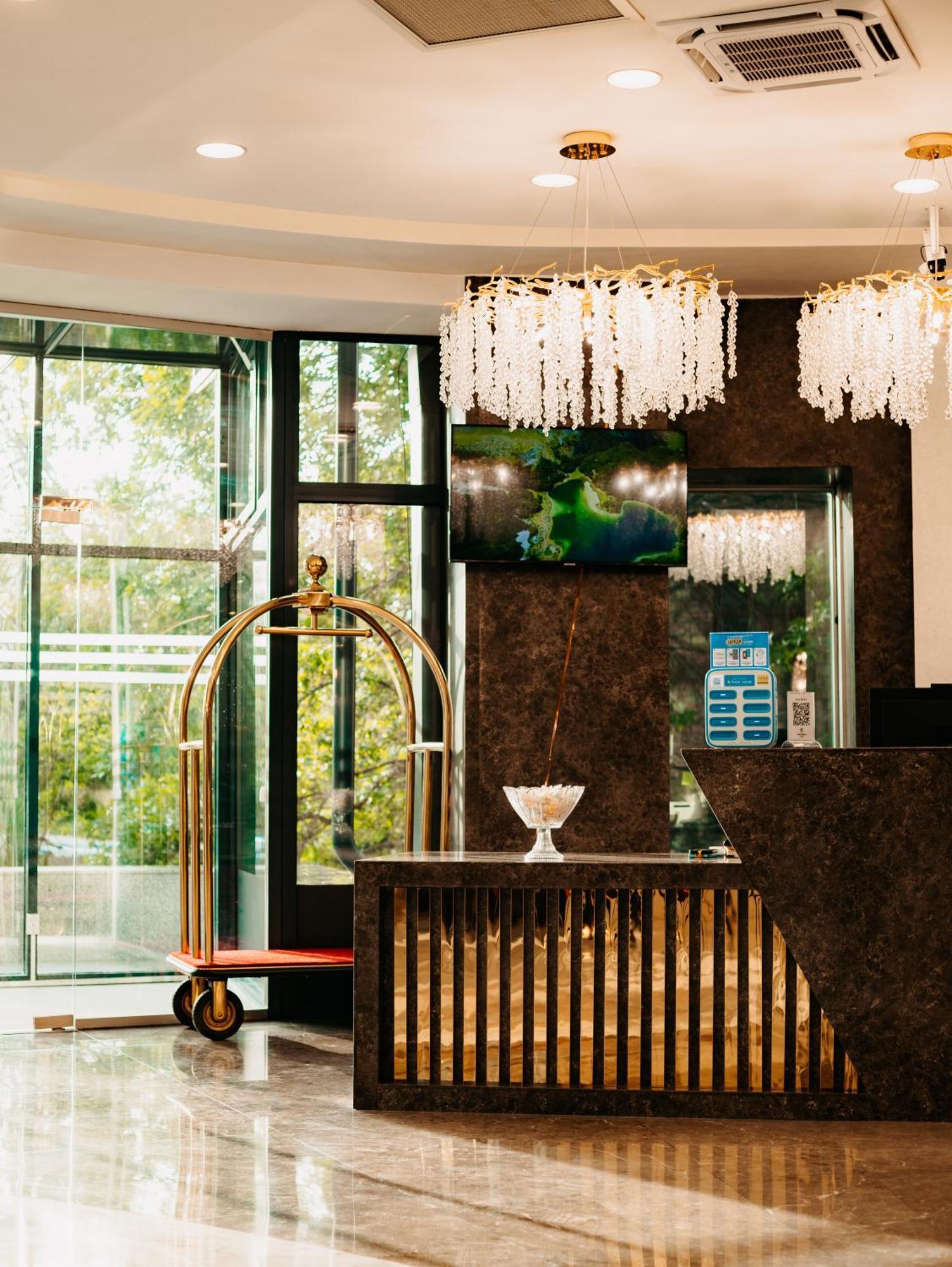 Grand Mildom Hotel Алма Ата Екстериор снимка