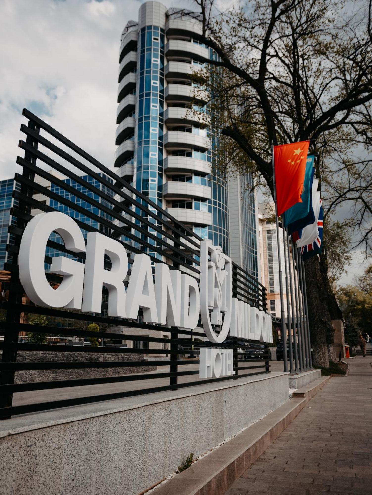 Grand Mildom Hotel Алма Ата Екстериор снимка