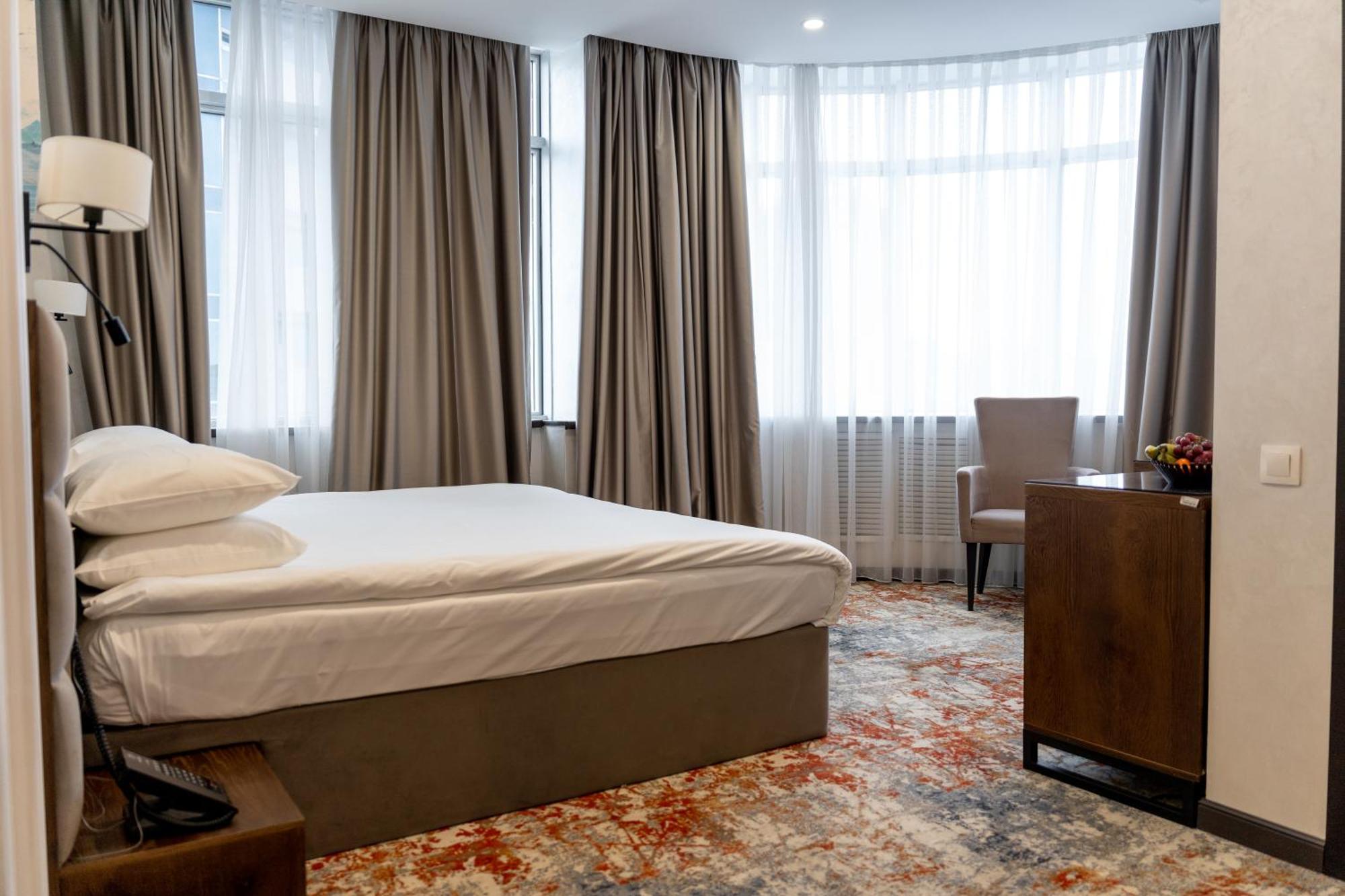 Grand Mildom Hotel Алма Ата Екстериор снимка